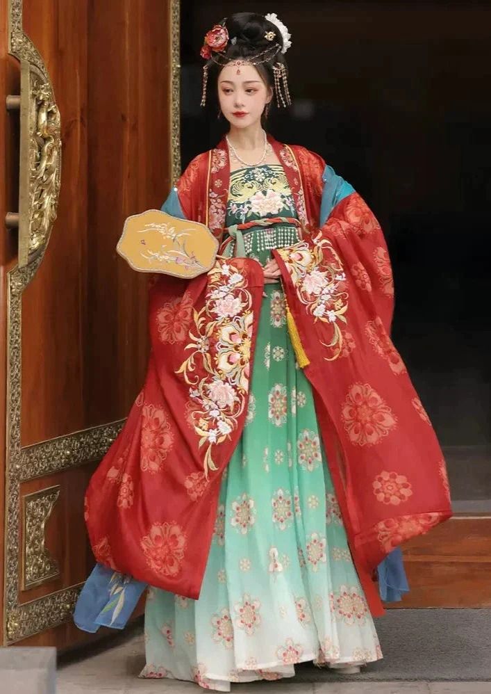 The Scholars Robe:A Journey into the Cloud-肩 Horse-face Skirt Tradition The Scholars Robe:A Journey into the Cloud-肩 Horse-face Skirt Tradition