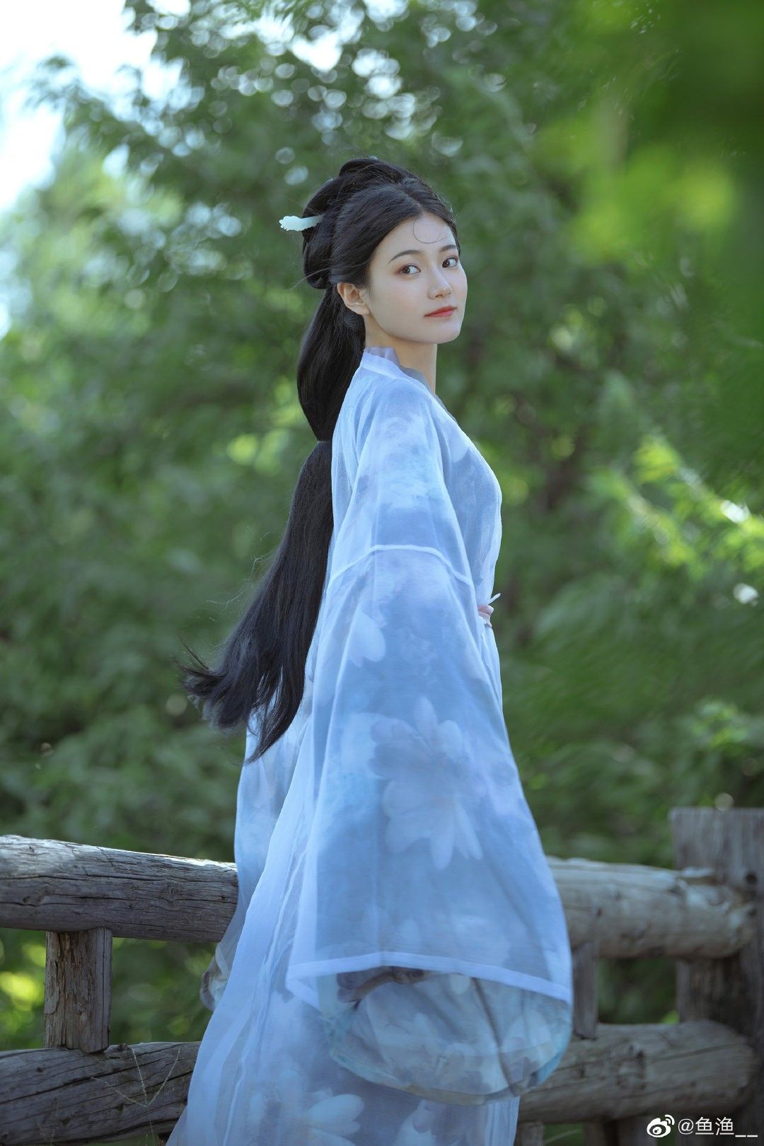 Teenage Girls in Chinese-Style Tang Costumes Embracing Autumn and Winter Fashion Teenage Girls in Chinese-Style Tang Costumes Embracing Autumn and Winter Fashion