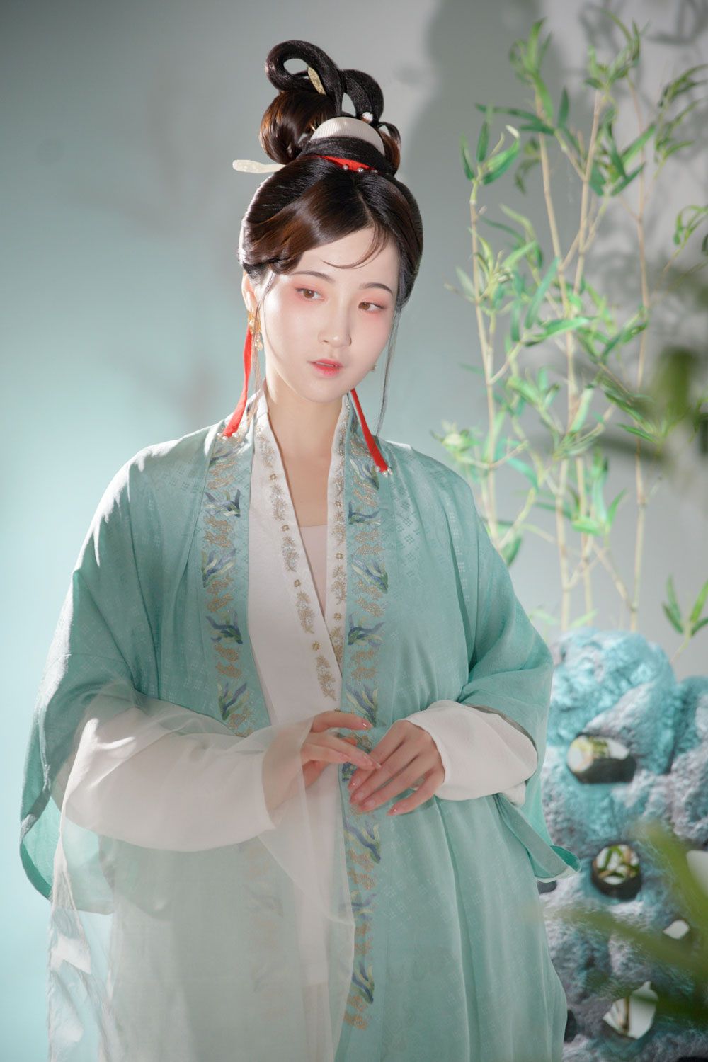 Summer Elegance:The Blooming Beauty of a Girl in a Flower-Adorned Hairpin and Hanfu Summer Elegance:The Blooming Beauty of a Girl in a Flower-Adorned Hairpin and Hanfu