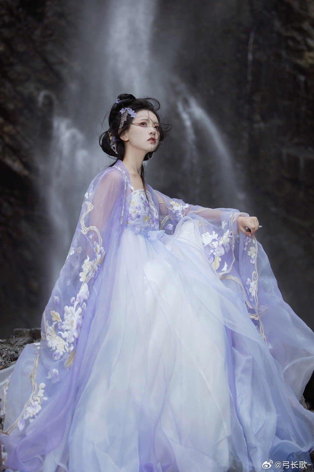 Dragon Year Celebration:A Girl in Hanfu Fashion and Horseface Skirt Dragon Year Celebration:A Girl in Hanfu Fashion and Horseface Skirt