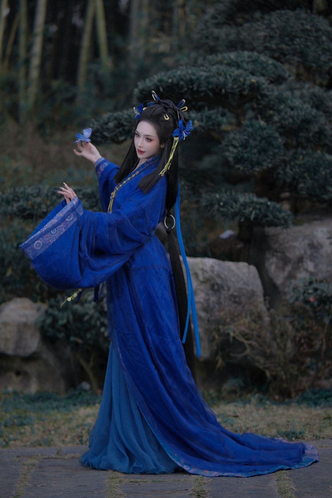 Embracing Modernity in a Youthful Cheongsam:The Rise of Low-Collar Revamped Qipao Skirts Embracing Modernity in a Youthful Cheongsam:The Rise of Low-Collar Revamped Qipao Skirts