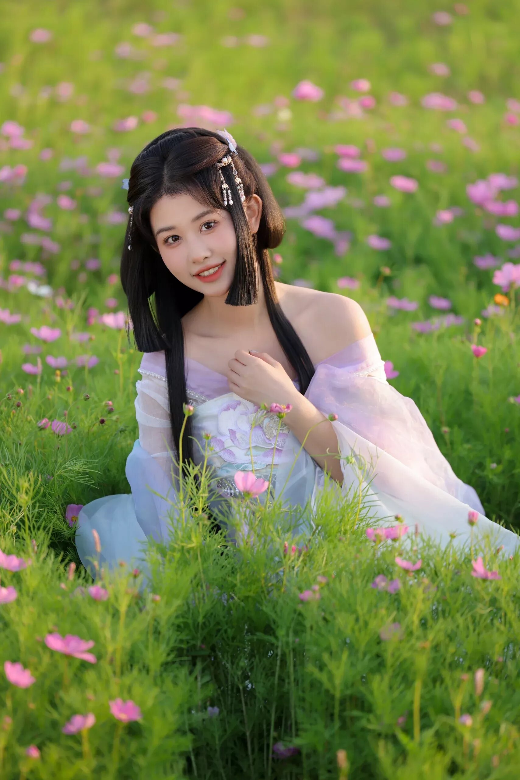 The Allure of a Cold and Elegant Cheongsam with a Cinched Waist The Allure of a Cold and Elegant Cheongsam with a Cinched Waist