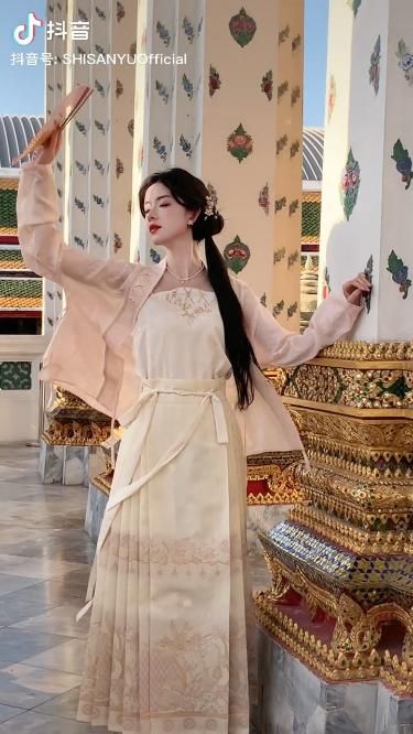 Winter Womens Hanfu Hooded Jacket:A Blend of Tradition and Modern Comfort Winter Womens Hanfu Hooded Jacket:A Blend of Tradition and Modern Comfort