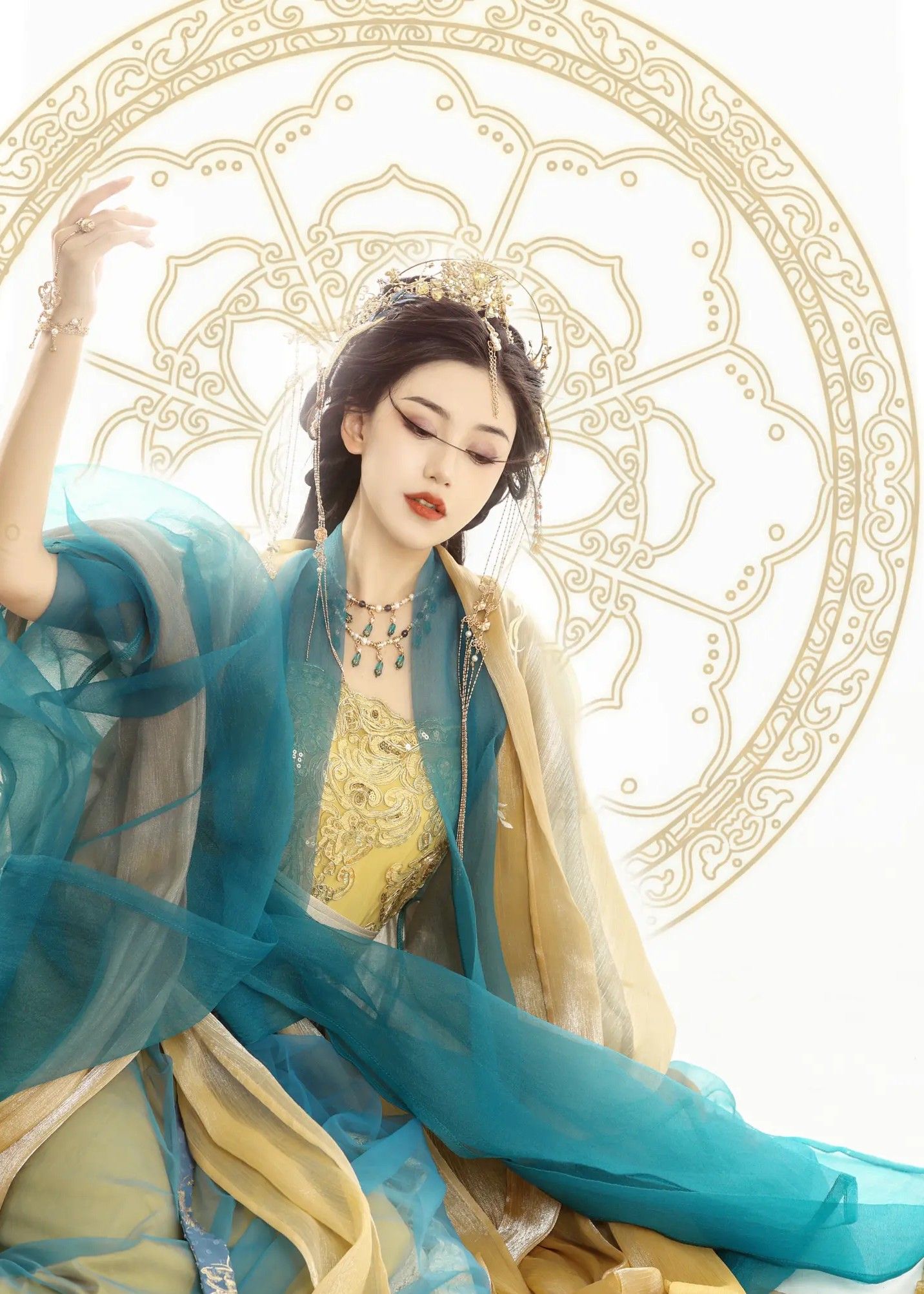 The Story of a Girl Child in a Hanfu Phoenix Crown The Story of a Girl Child in a Hanfu Phoenix Crown