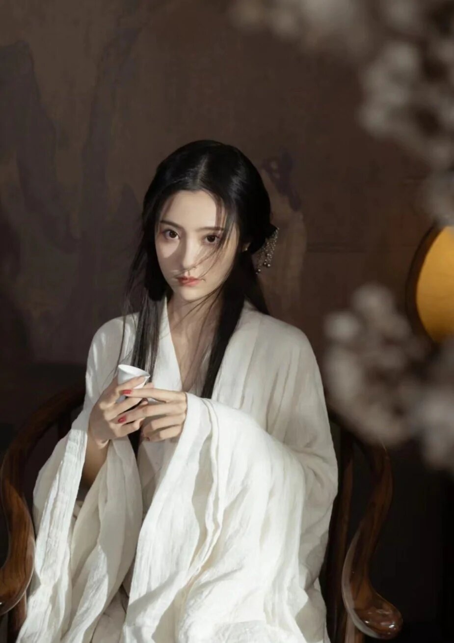 The Splendor of Hanfu:The Rise of the Vertical-Hemmed Robes in the Wei and Jin Dynasties The Splendor of Hanfu:The Rise of the Vertical-Hemmed Robes in the Wei and Jin Dynasties
