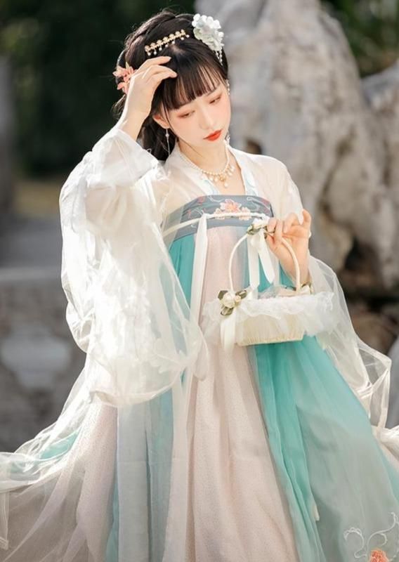 Little Girls in Traditional Splendor:The Evolution of Hanfu Childrenswear Little Girls in Traditional Splendor:The Evolution of Hanfu Childrenswear