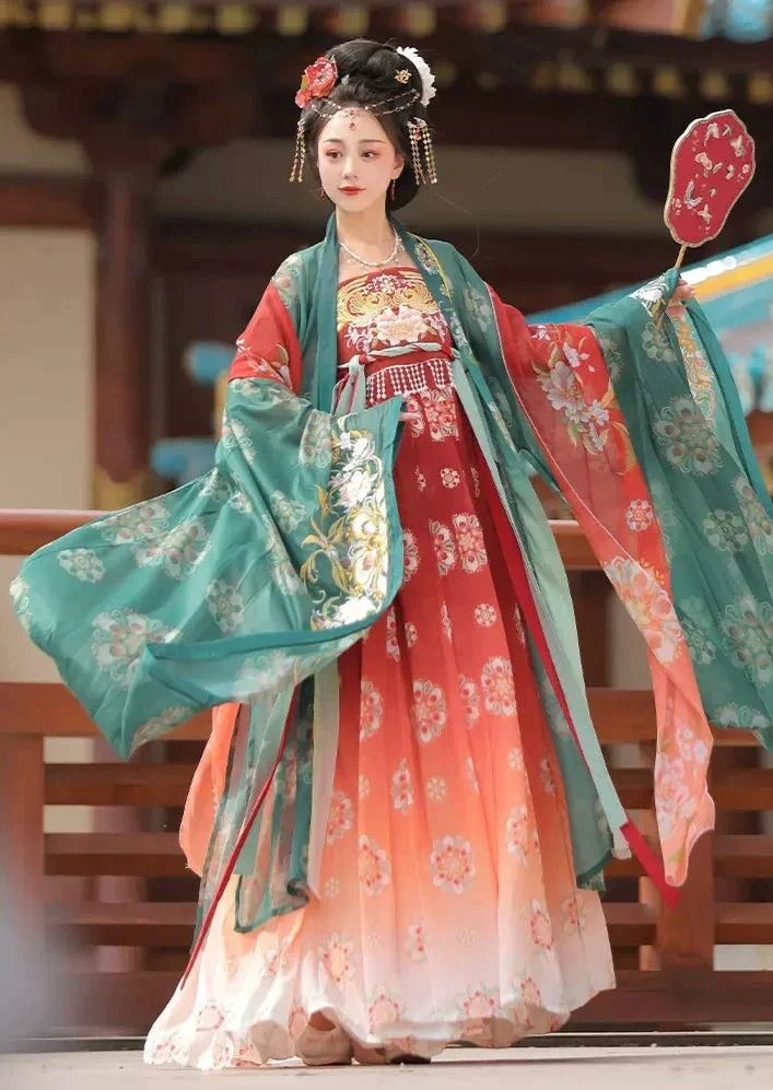 The Enchantment of Green Cheongsam:墨绿的魅力 The Enchantment of Green Cheongsam:墨绿的魅力