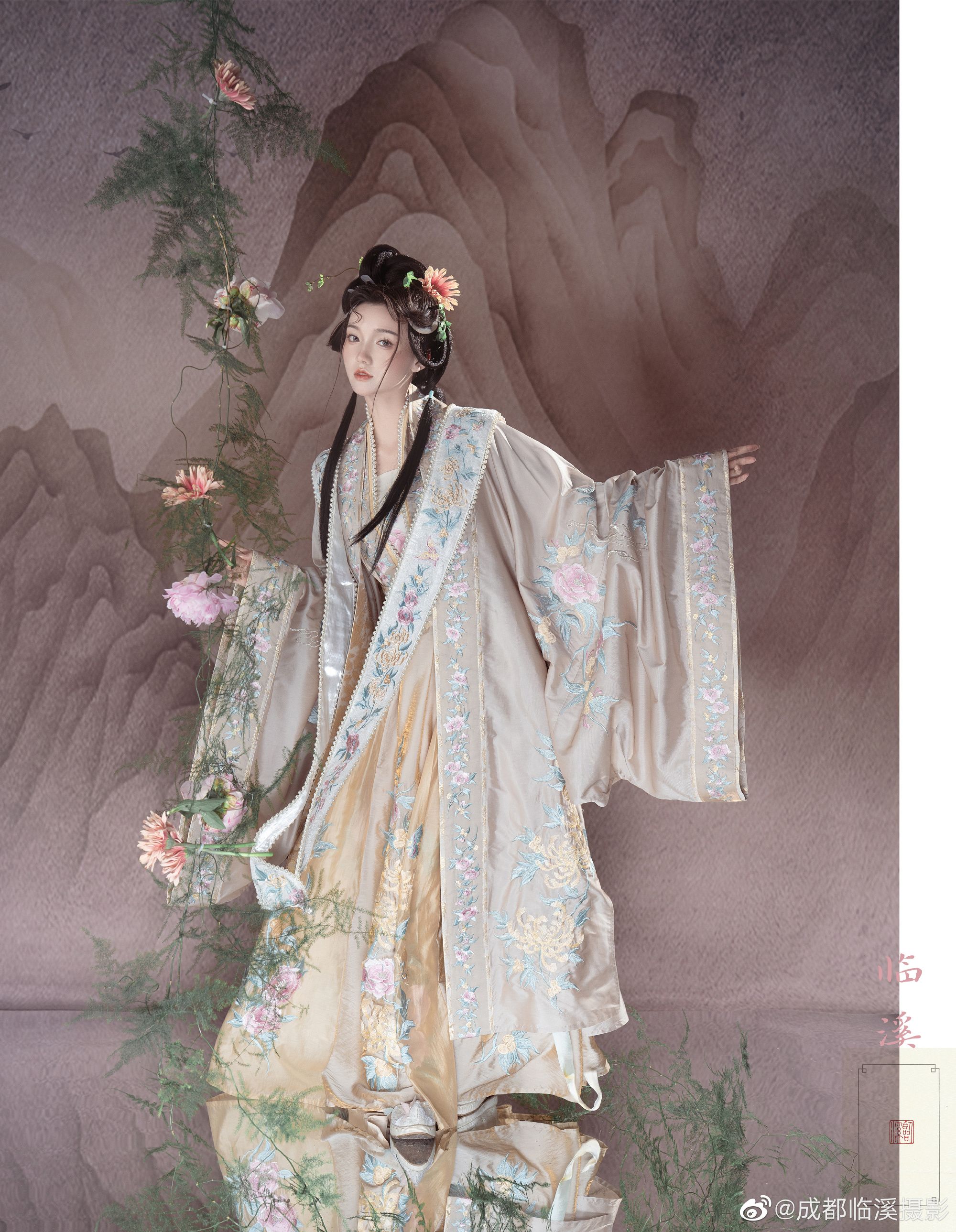 Blooming Elegance:Original Hanfu Fashion from Huabai Collection Blooming Elegance:Original Hanfu Fashion from Huabai Collection