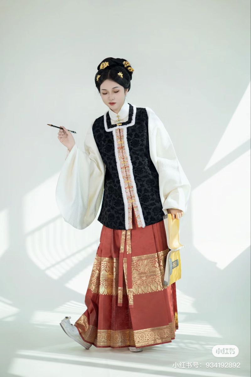 The Splendor of Jingyun Dyed Waterfall Wood and Qinhuai Horseface Skirt:A Cultural Journey The Splendor of Jingyun Dyed Waterfall Wood and Qinhuai Horseface Skirt:A Cultural Journey