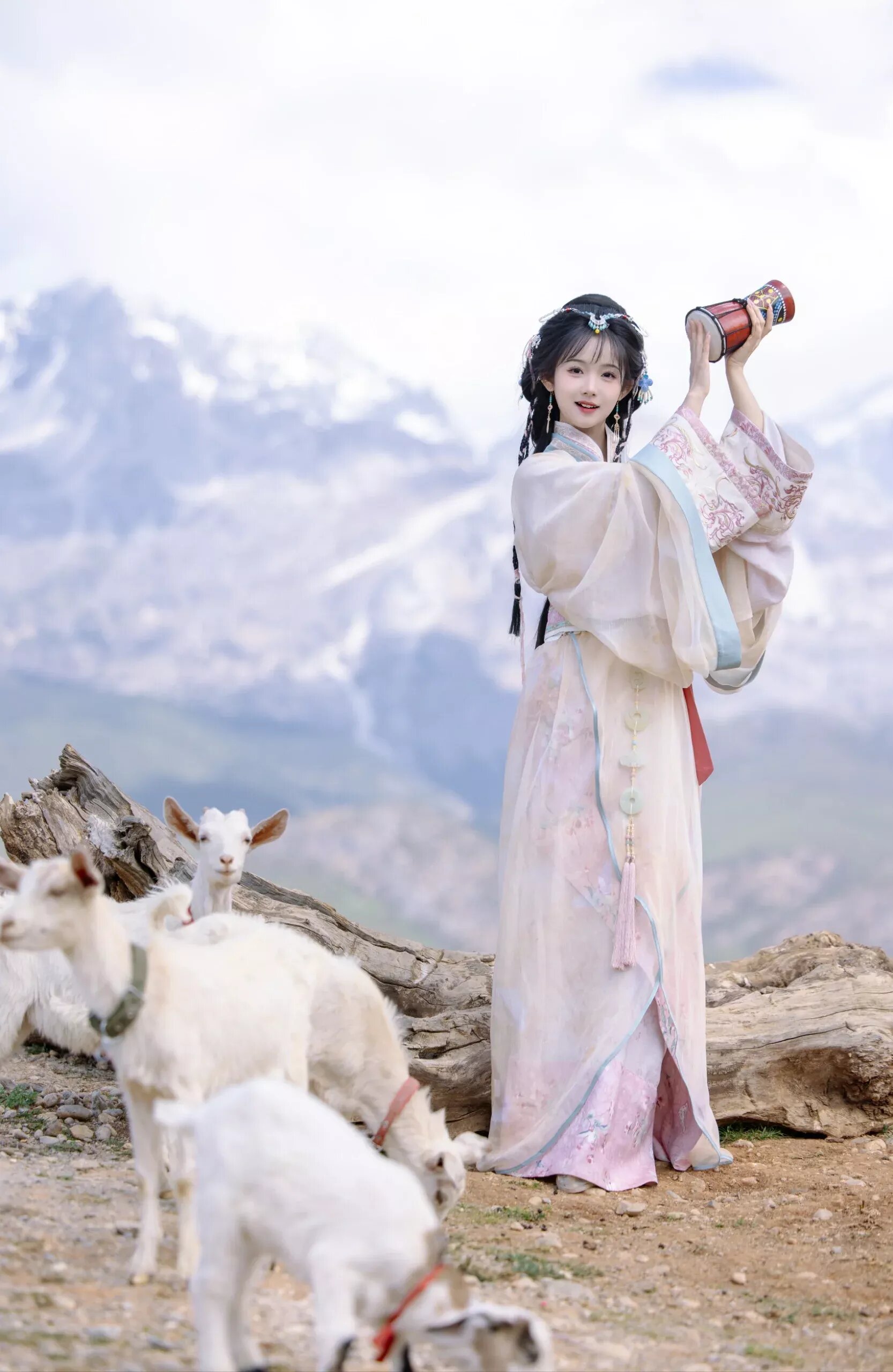 The Evolution of Hanfu Fashion:Exploring the Style of Waist-Emphasis Outerwear for Men The Evolution of Hanfu Fashion:Exploring the Style of Waist-Emphasis Outerwear for Men