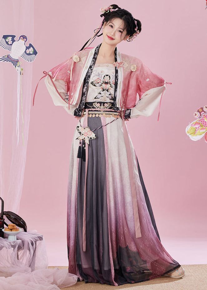 The Journey of a 7-Year-Old into the World of Hanfu Chinese Traditional Clothing) The Journey of a 7-Year-Old into the World of Hanfu Chinese Traditional Clothing)