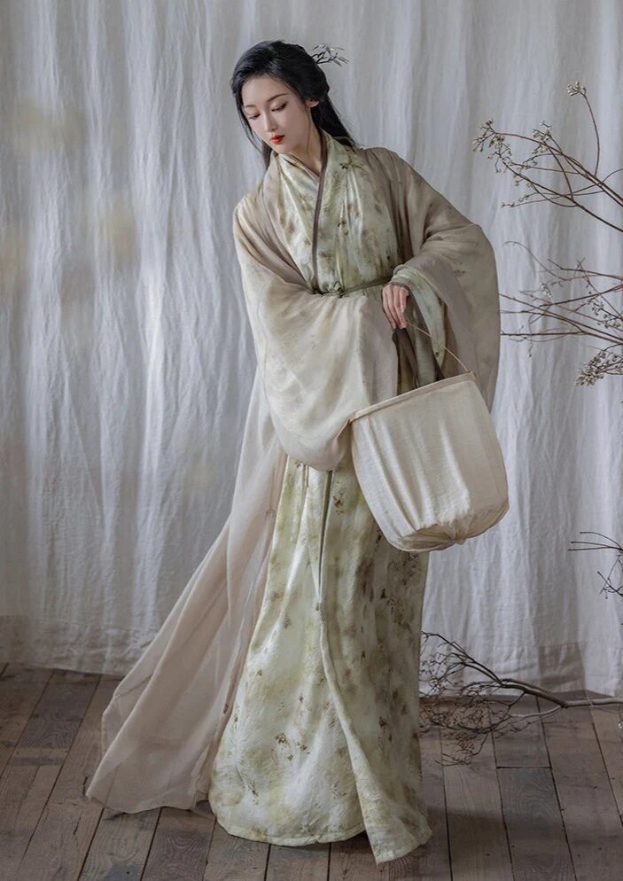 Little Girls in Traditional Hanfu Hair Buns:A Journey into the World of Chinese Cultural Fashion Little Girls in Traditional Hanfu Hair Buns:A Journey into the World of Chinese Cultural Fashion