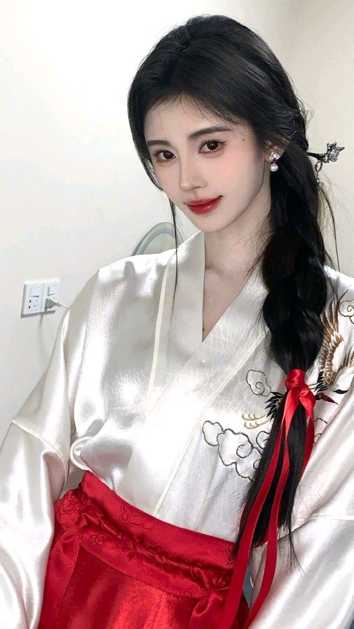 The Enchanting Charm of Xiangyunsha Double-Silk Cheongsam:A Delicate Tale of Traditional Elegance The Enchanting Charm of Xiangyunsha Double-Silk Cheongsam:A Delicate Tale of Traditional Elegance