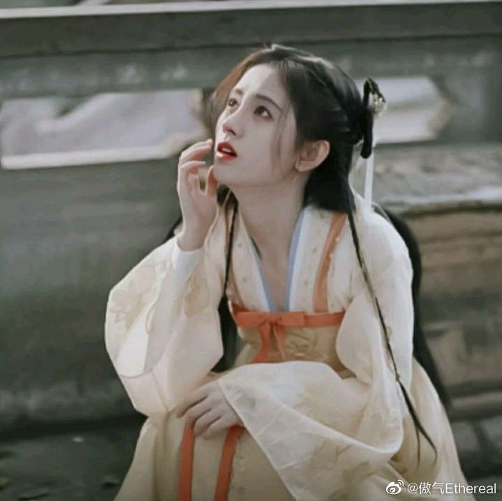 Winter Warmth in Traditional Hanfu Cape and Poncho Winter Warmth in Traditional Hanfu Cape and Poncho