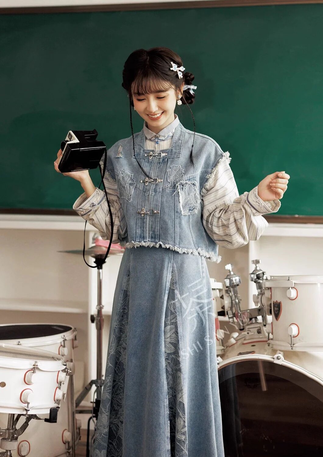 Embracing the Ethereal Elegance of Bone-Eroded Cheongsam:A Closer Look at its Hourglass Silhouette Embracing the Ethereal Elegance of Bone-Eroded Cheongsam:A Closer Look at its Hourglass Silhouette