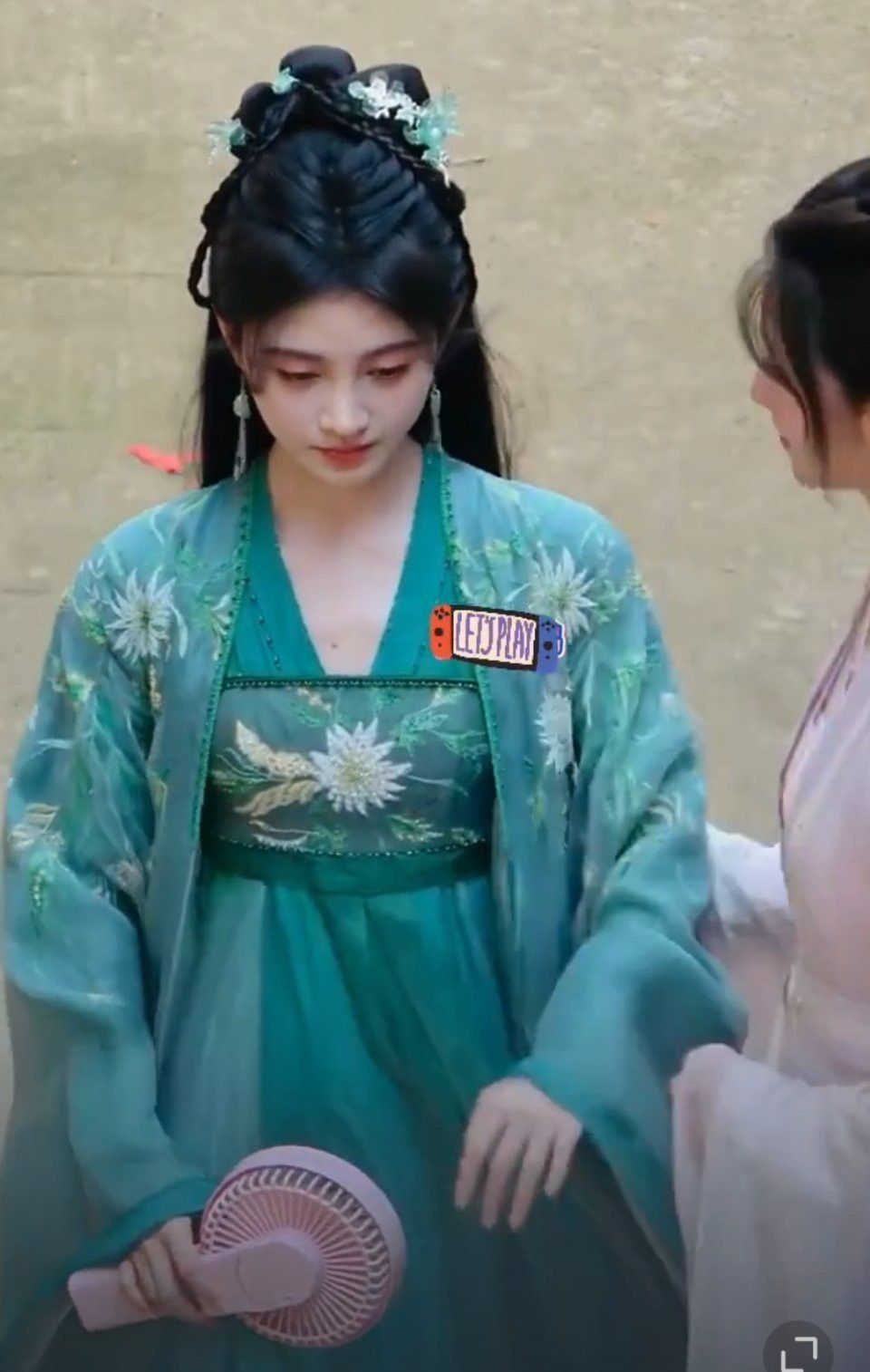 The Dragon-Pattern Tang Suit:Symbolism and Cultural Significance The Dragon-Pattern Tang Suit:Symbolism and Cultural Significance