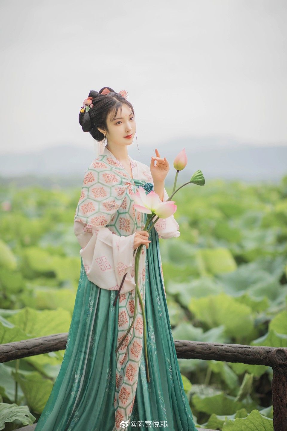 The Rise of Hanfu Fashion:A Girls连体款汉服的故事 The Rise of Hanfu Fashion:A Girls连体款汉服的故事