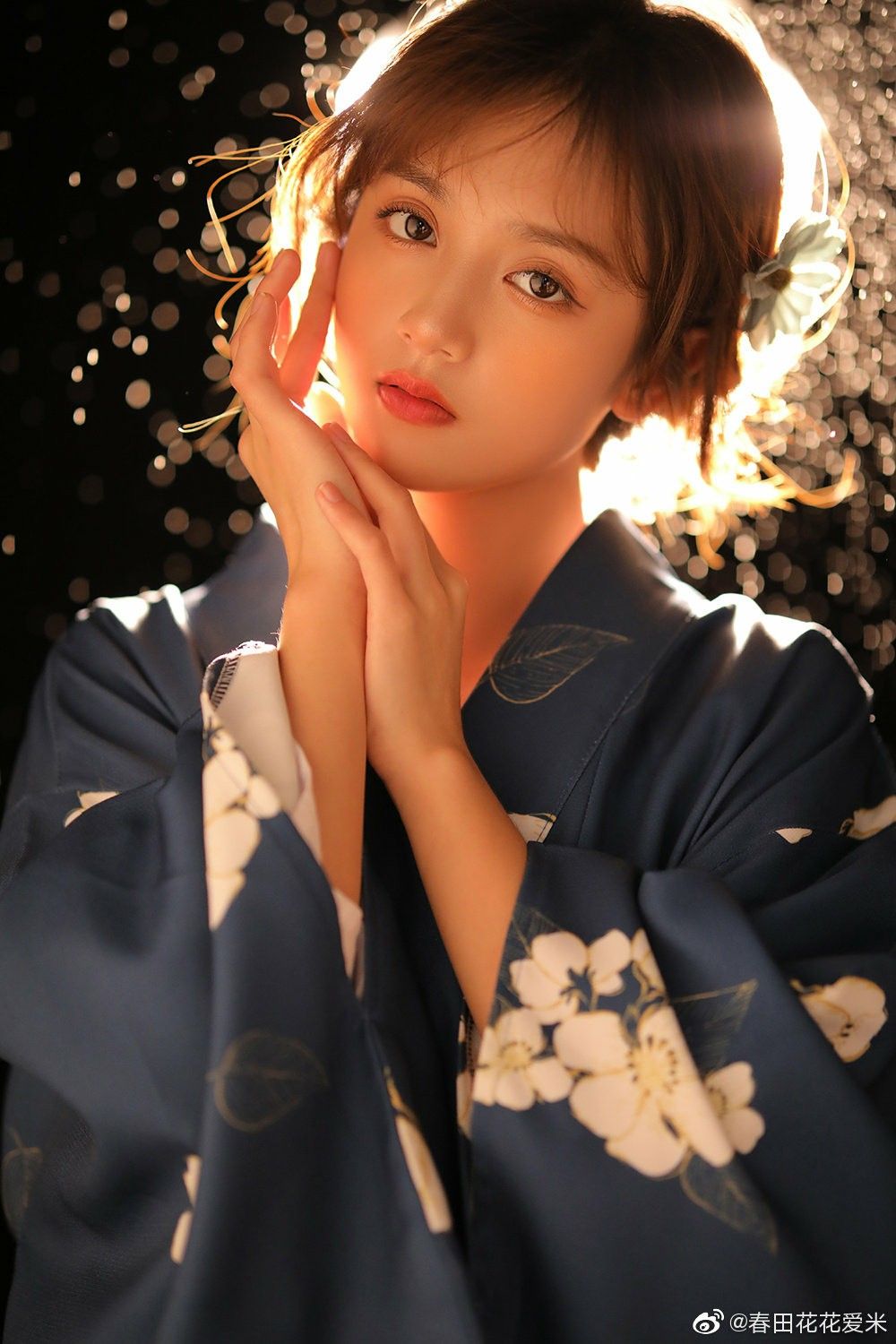 White Knitwear Cardigan Paired with Cheongsam:A Stylish Blend of Traditional and Modern Elegance