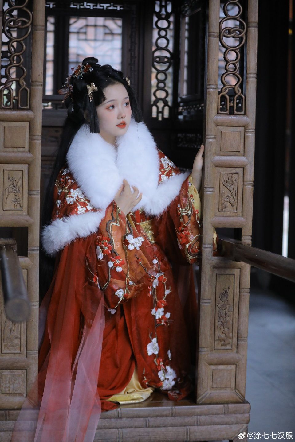Hangzhou Silk Cheongsam Skirt:The Allure of Real Silk Fabric Hangzhou Silk Cheongsam Skirt:The Allure of Real Silk Fabric