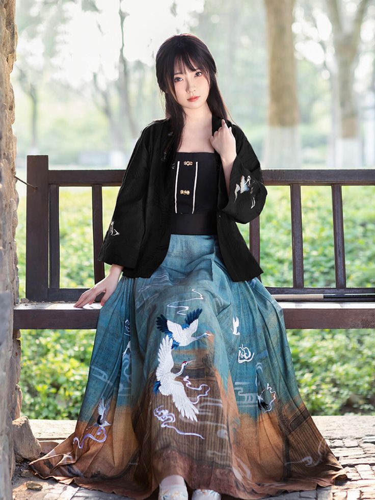 White Qipao in Traditional Pattern Cutting White Qipao in Traditional Pattern Cutting