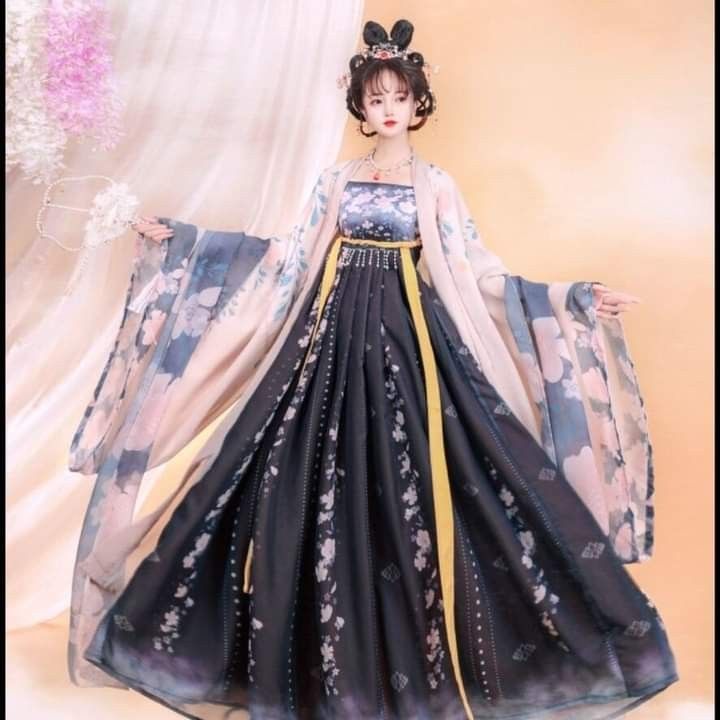 The Rise of Hanfu Fashion:The Role of Fake Collars as Inner Layers The Rise of Hanfu Fashion:The Role of Fake Collars as Inner Layers