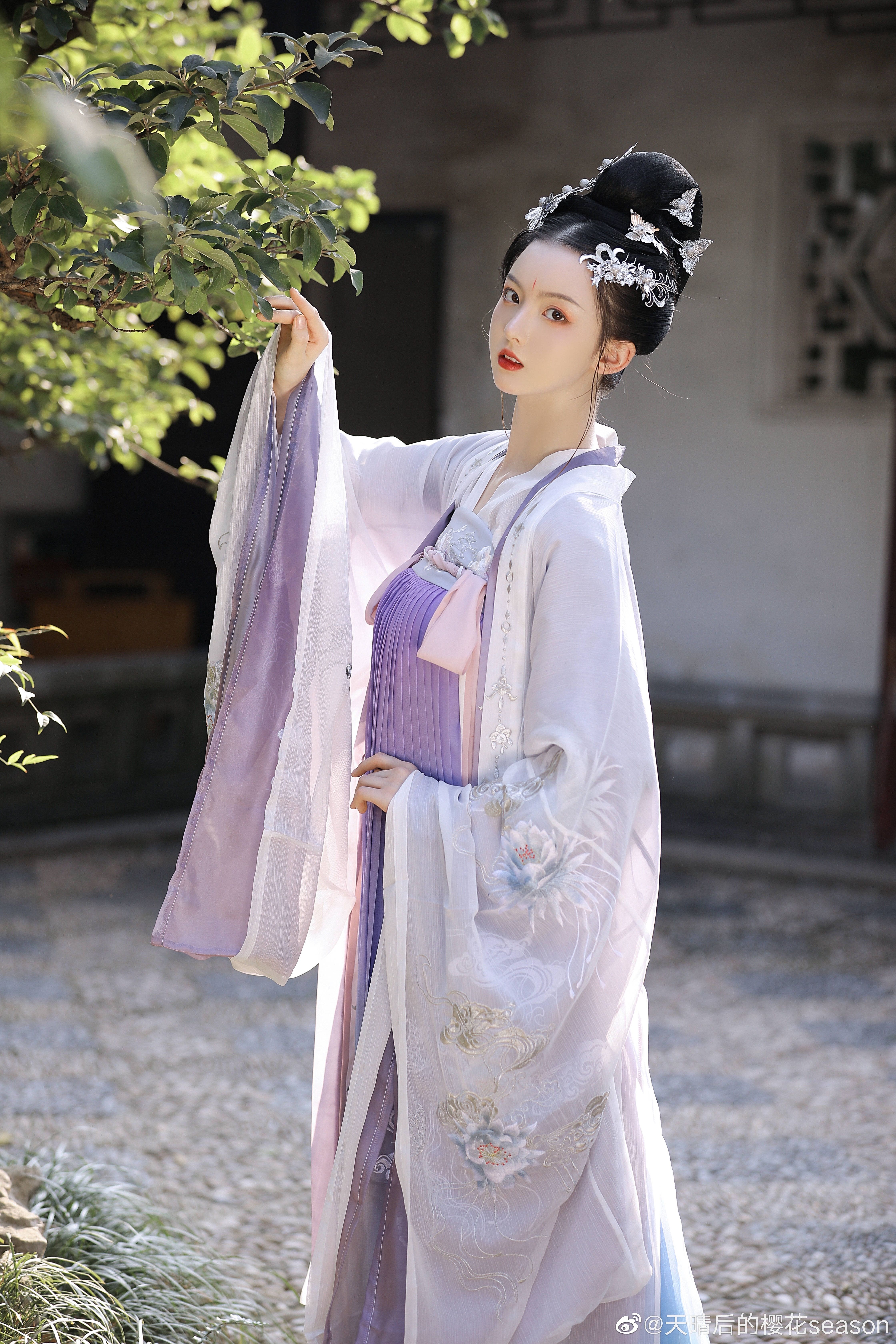Moon South Pavilion:The Original Journey of Hanfu Fashion Moon South Pavilion:The Original Journey of Hanfu Fashion