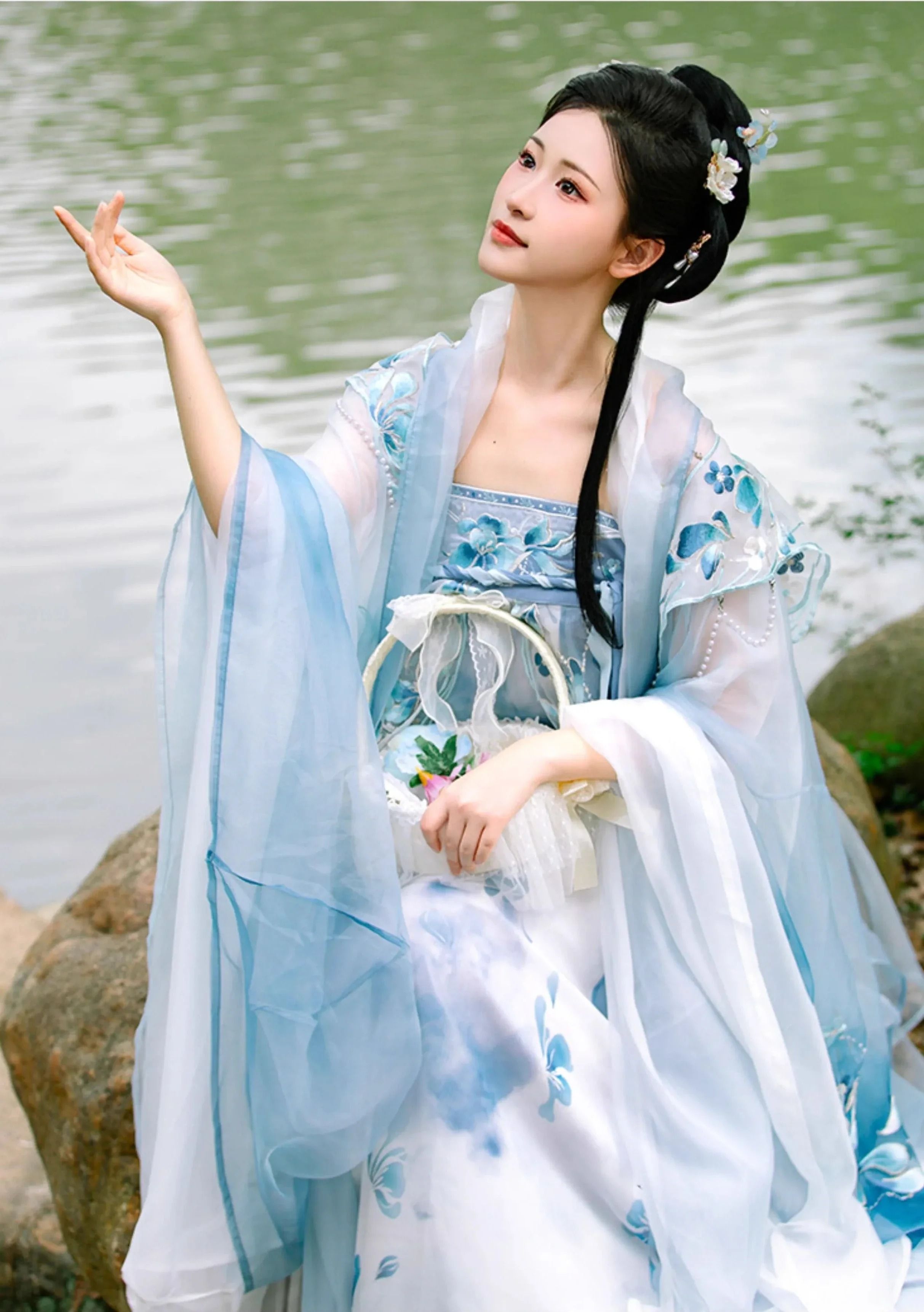 Technician Workwear and Wellness Center:The Charm of Cheongsam in Modern Wellness Journeys Technician Workwear and Wellness Center:The Charm of Cheongsam in Modern Wellness Journeys