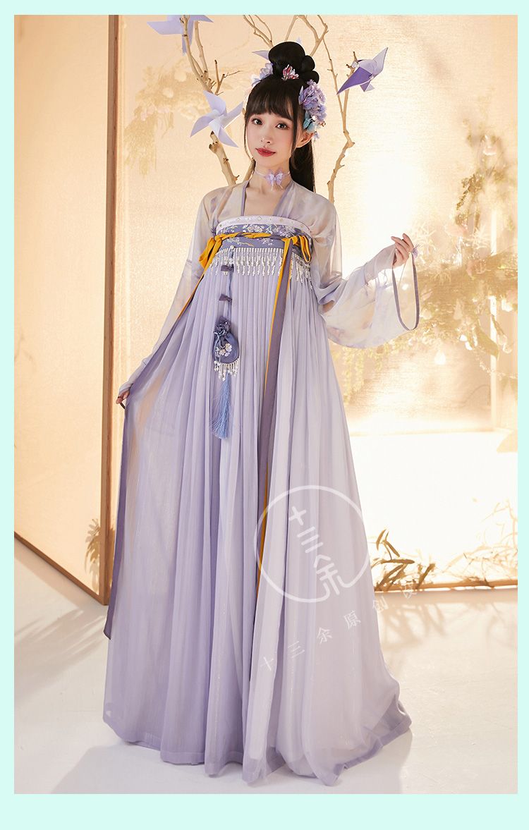 Chinese Vogue:The Interplay of High Heels and Cheongsam in the Republic Era Chinese Vogue:The Interplay of High Heels and Cheongsam in the Republic Era