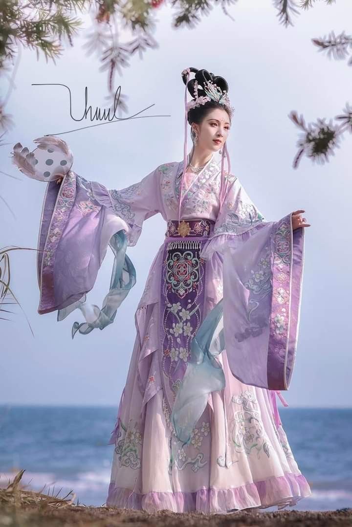 Unraveling the Elegance of Traditional One-Piece Cheongsam with its Ancient Style Clasp Unraveling the Elegance of Traditional One-Piece Cheongsam with its Ancient Style Clasp