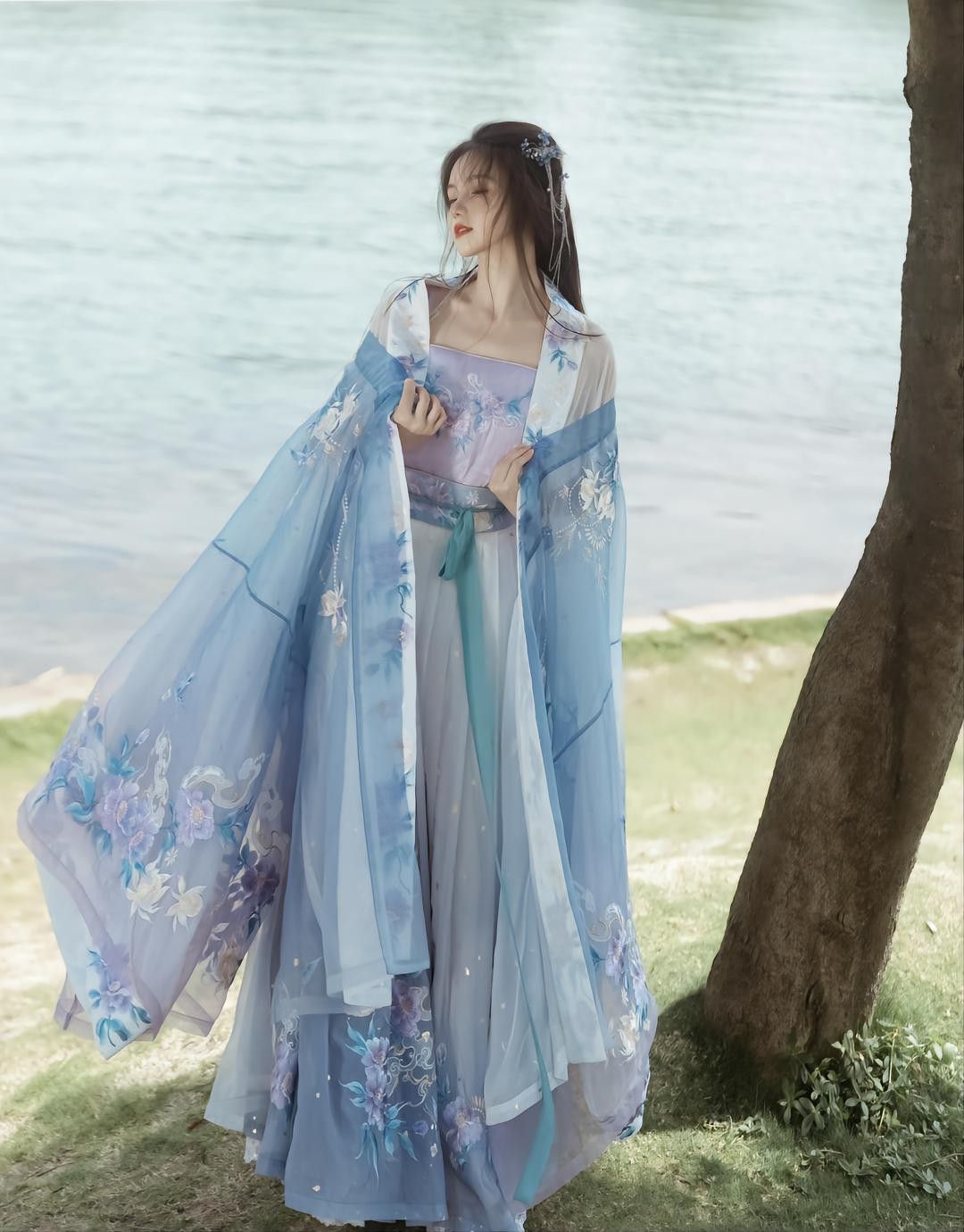 The Year of the Dragon and the Revival of Traditional Hanfu for Chinese New Year The Year of the Dragon and the Revival of Traditional Hanfu for Chinese New Year