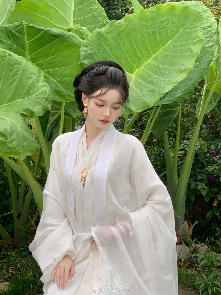 Ancient Love Song:The Revival of Hanfu in the Light of Gu Xiangsi Qu Ancient Love Song:The Revival of Hanfu in the Light of Gu Xiangsi Qu