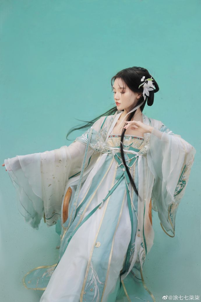 A Guide to Pairing Coats with Cheongsam Skirts:Stylish and Elegant Combinations A Guide to Pairing Coats with Cheongsam Skirts:Stylish and Elegant Combinations