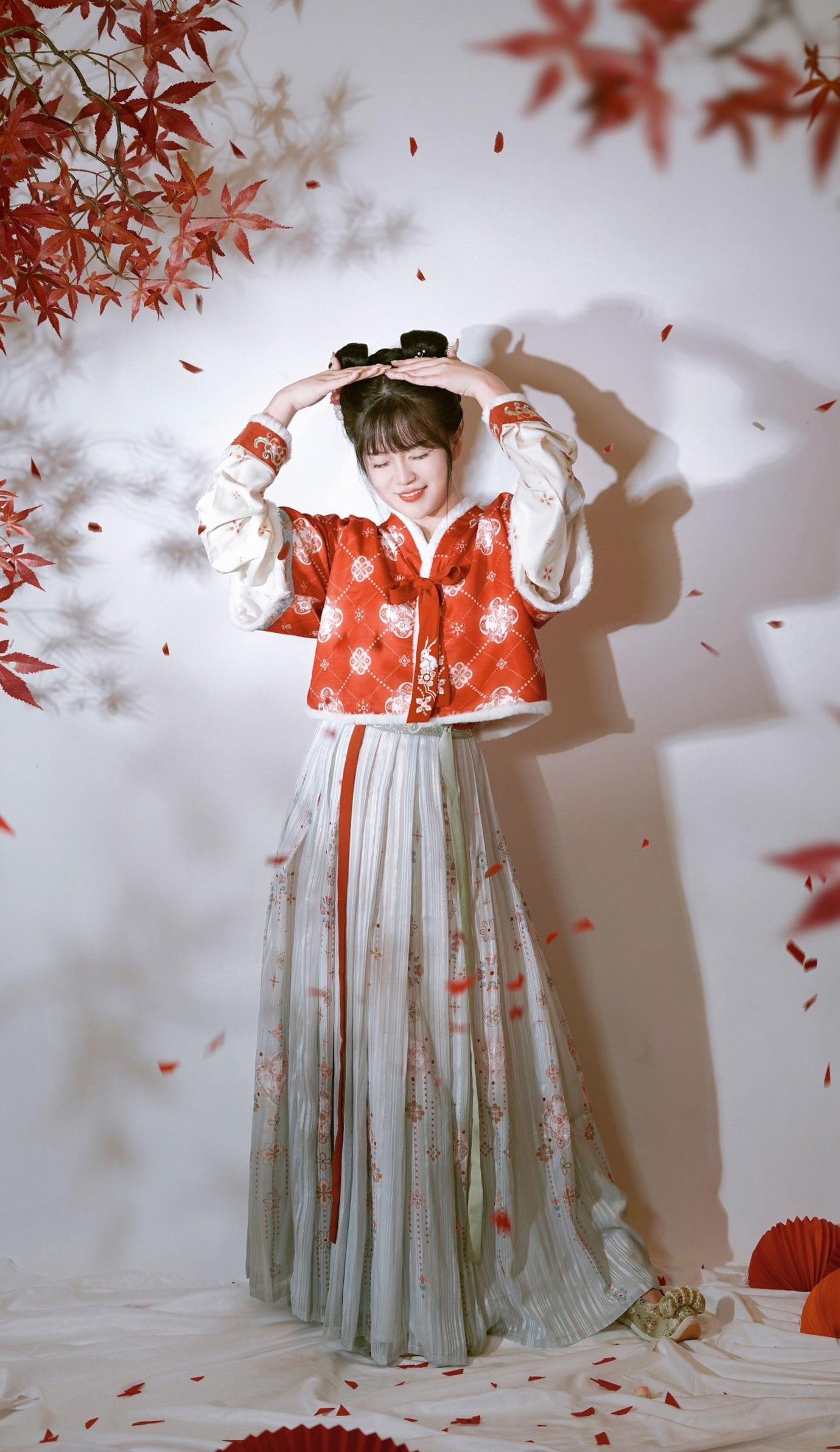 Embracing the Elegance of Siting Feng Cheongsam Skirt with a Flattering Belly-Covering Style Embracing the Elegance of Siting Feng Cheongsam Skirt with a Flattering Belly-Covering Style