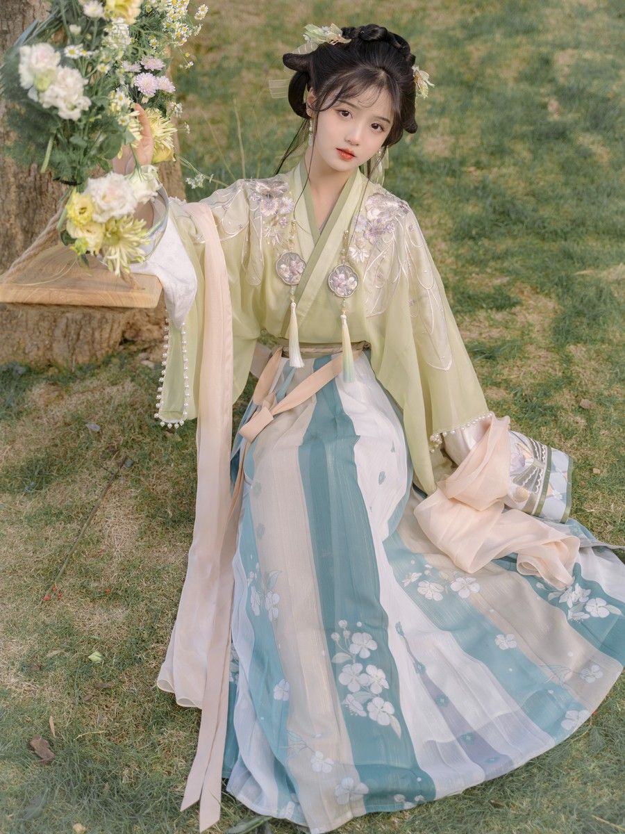 Elevating Traditional Elegance:The Role of Hanfu Height-Increasing Shoes in Modern Fashion