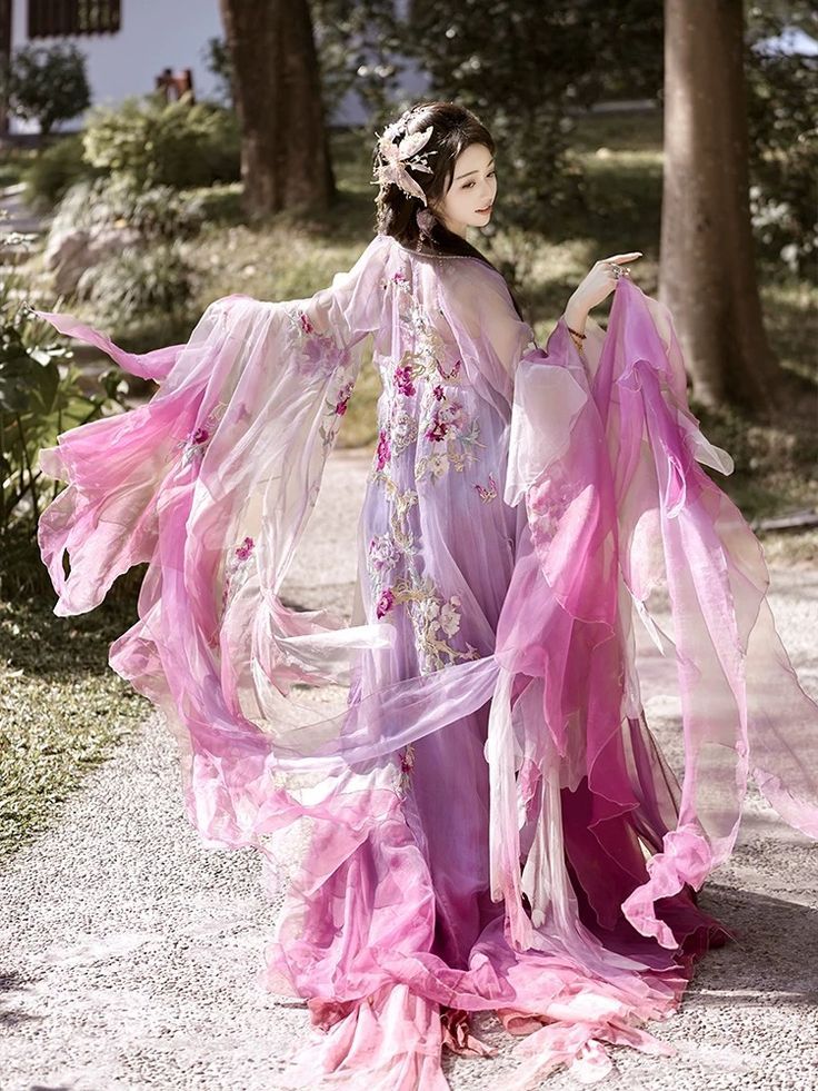 Reinventing Traditional Hanfu:Modern Adaptations of Ancient Chinese Fashion Reinventing Traditional Hanfu:Modern Adaptations of Ancient Chinese Fashion