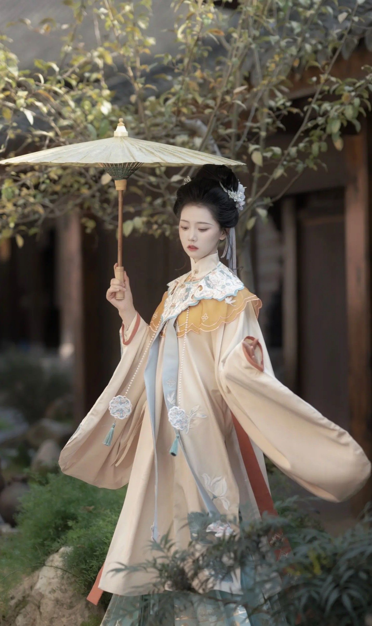 The Vibrant Green-Yellow Cheongsam:A Blend of Tradition and Modernity The Vibrant Green-Yellow Cheongsam:A Blend of Tradition and Modernity