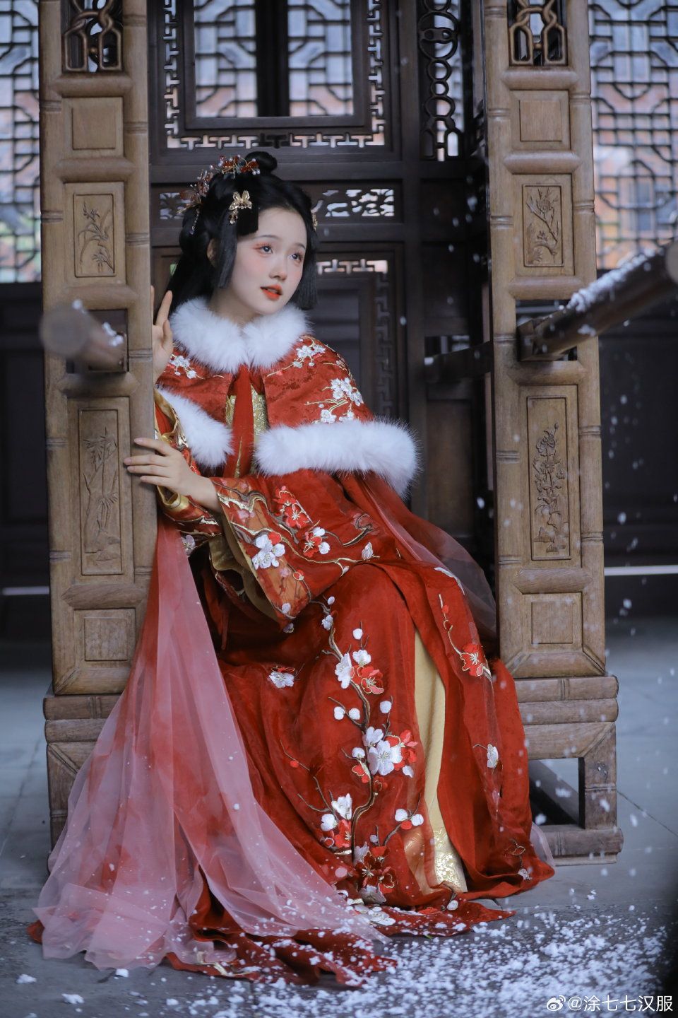 Reinventing the Cheongsam:The Modernized Qipao of 2021 Reinventing the Cheongsam:The Modernized Qipao of 2021
