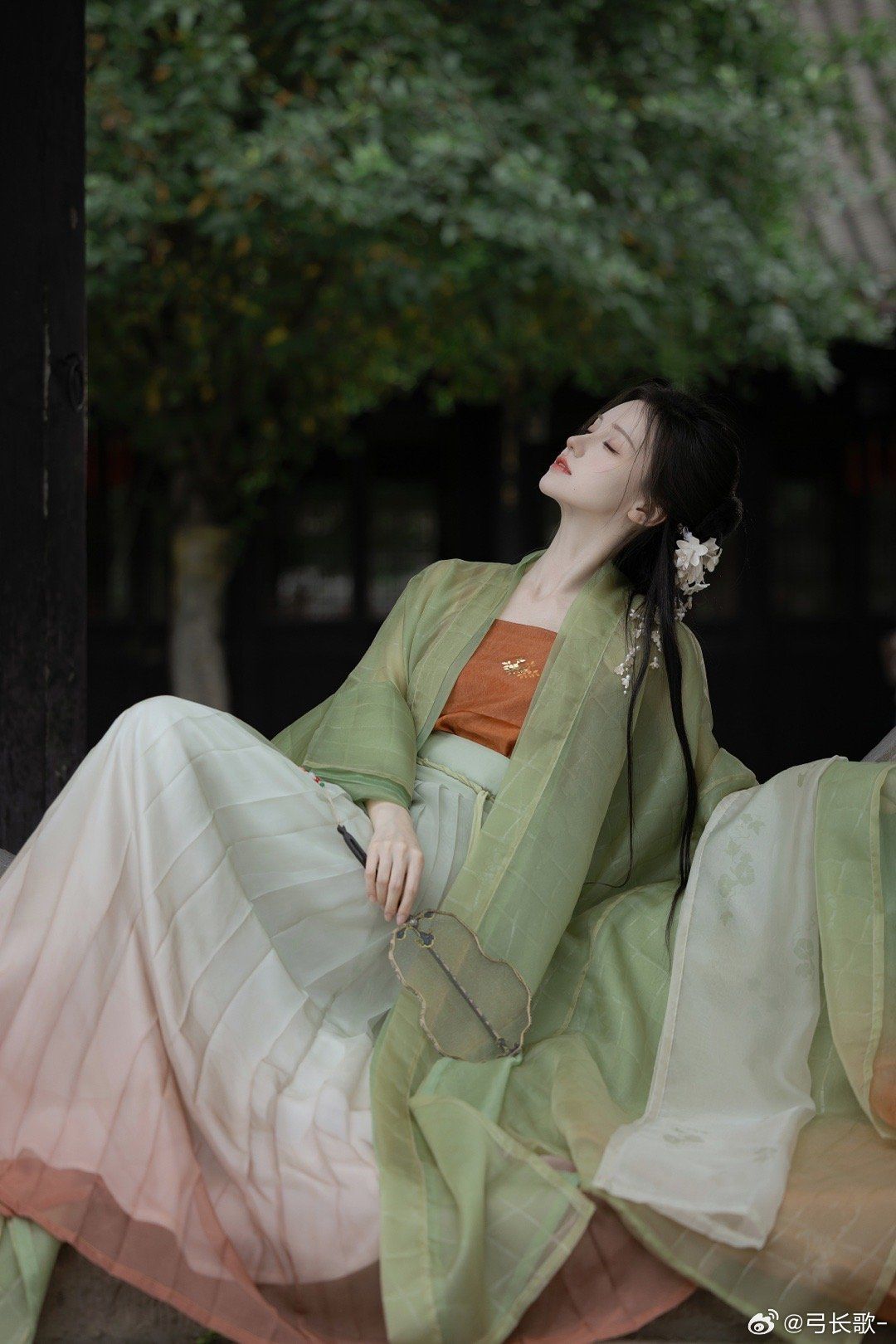 Exploring the Elegance of a Traditional Hanfu Costume for Women Exploring the Elegance of a Traditional Hanfu Costume for Women