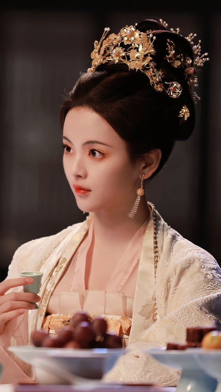 Short-Sleeve Cheongsam Blouses with Belly Coverage:A Fashionable and Functional Choice Short-Sleeve Cheongsam Blouses with Belly Coverage:A Fashionable and Functional Choice