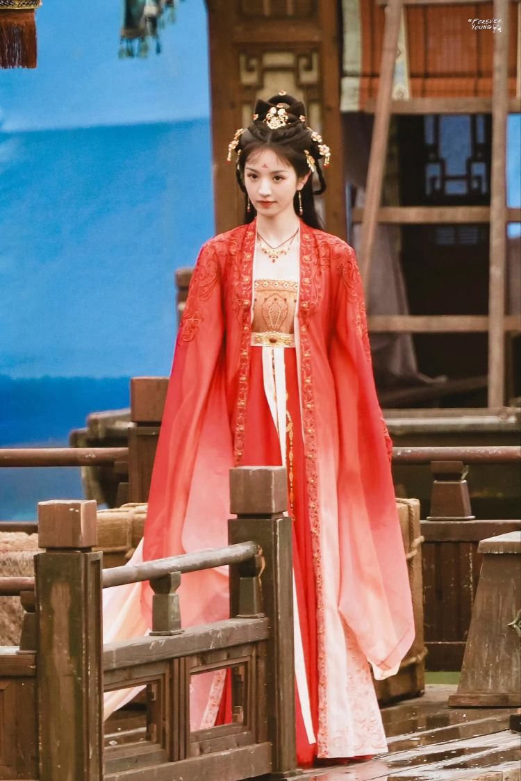 Embracing the Elegance of Jiangnan-Style Cheongsam:The Quintessential Symbol of Grace and Tradition Embracing the Elegance of Jiangnan-Style Cheongsam:The Quintessential Symbol of Grace and Tradition