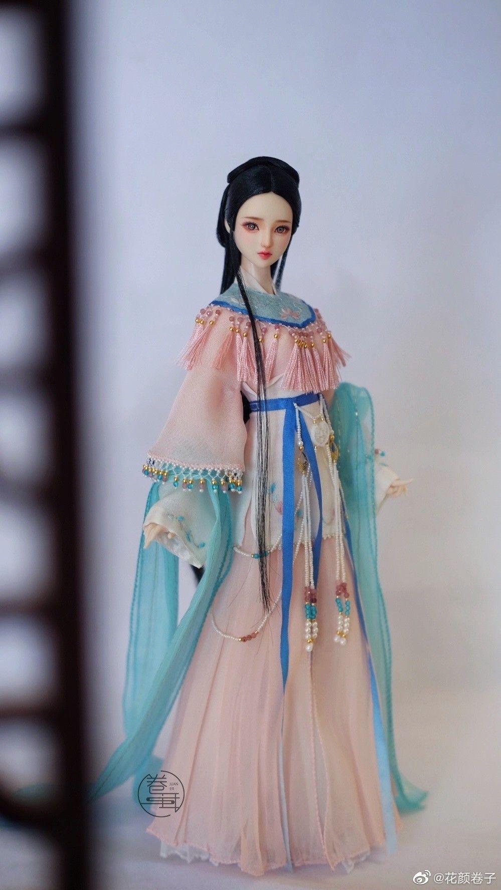 Winter Red Hanfu Cape:A Womans Fashion Statement Winter Red Hanfu Cape:A Womans Fashion Statement