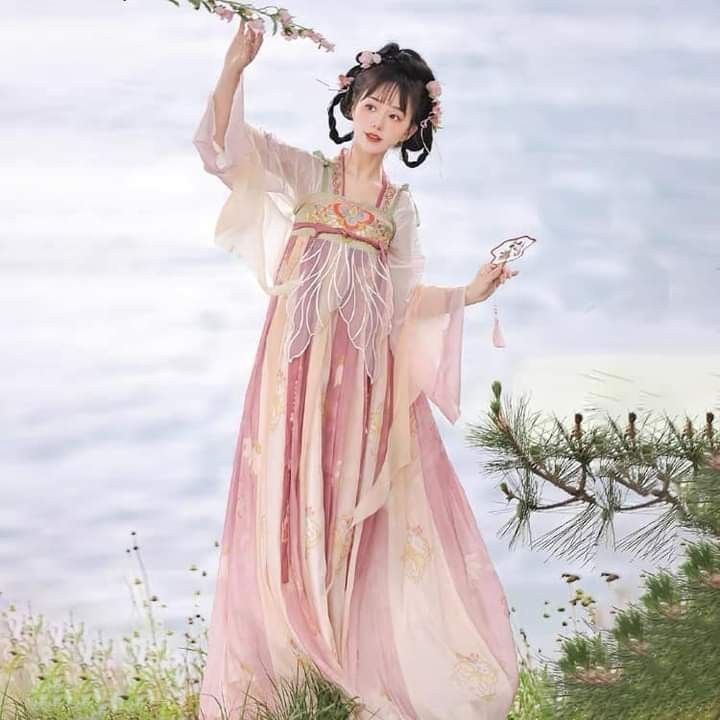 Zhao Panziers Hanfu Journey:Unraveling the Essence of Traditional Chinese Elegance Zhao Panziers Hanfu Journey:Unraveling the Essence of Traditional Chinese Elegance
