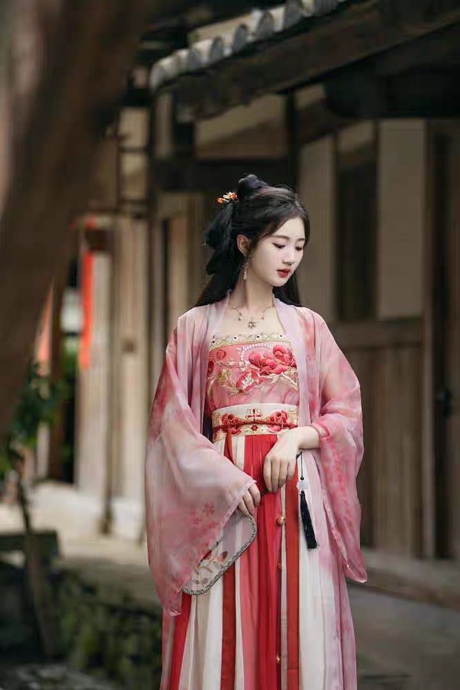 The Evolution of Cheongsam:A Shortened Version for Summer Fashion The Evolution of Cheongsam:A Shortened Version for Summer Fashion