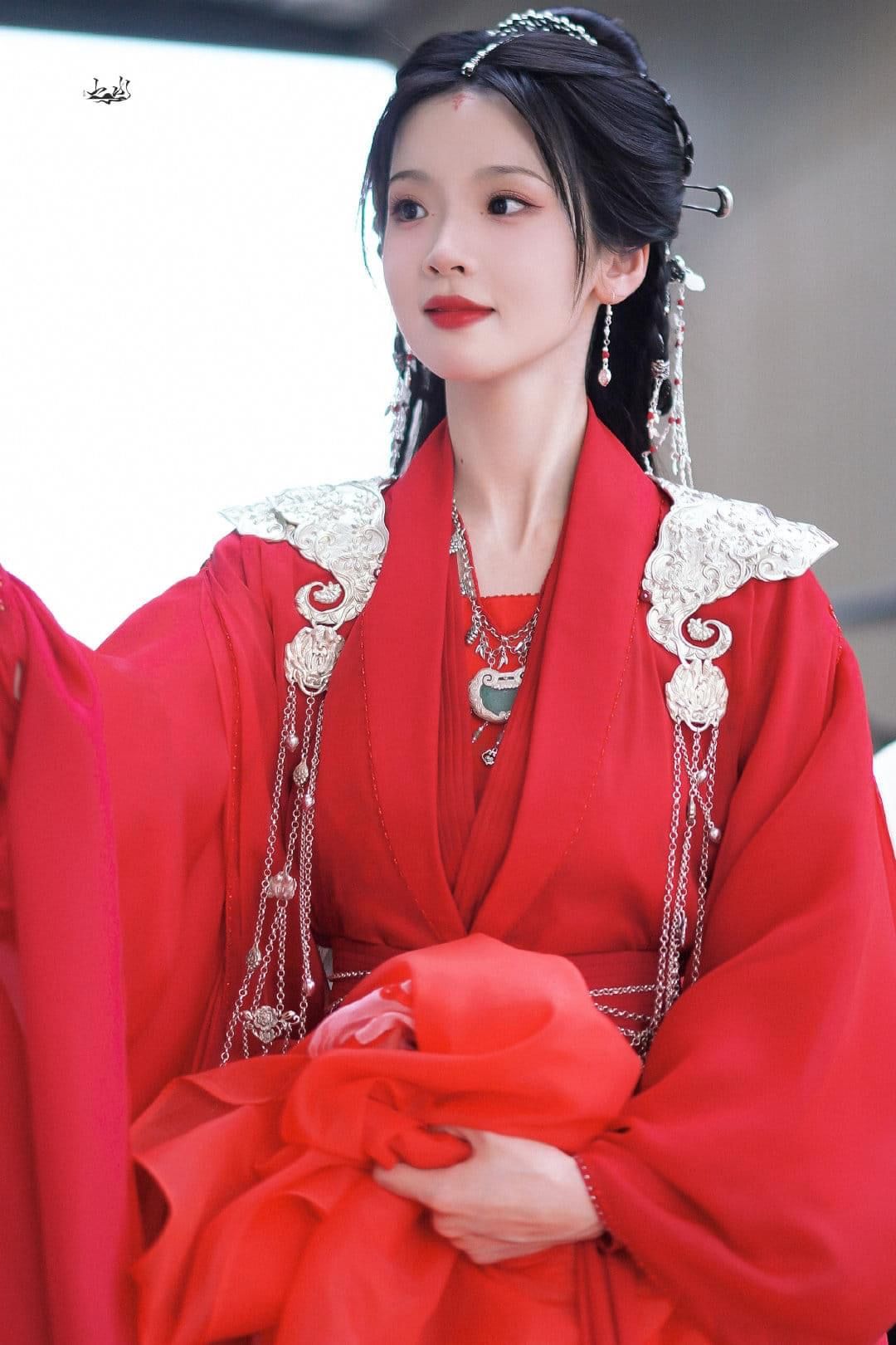 The Splendid Red Cheongsam:Unveiling its slit secrets