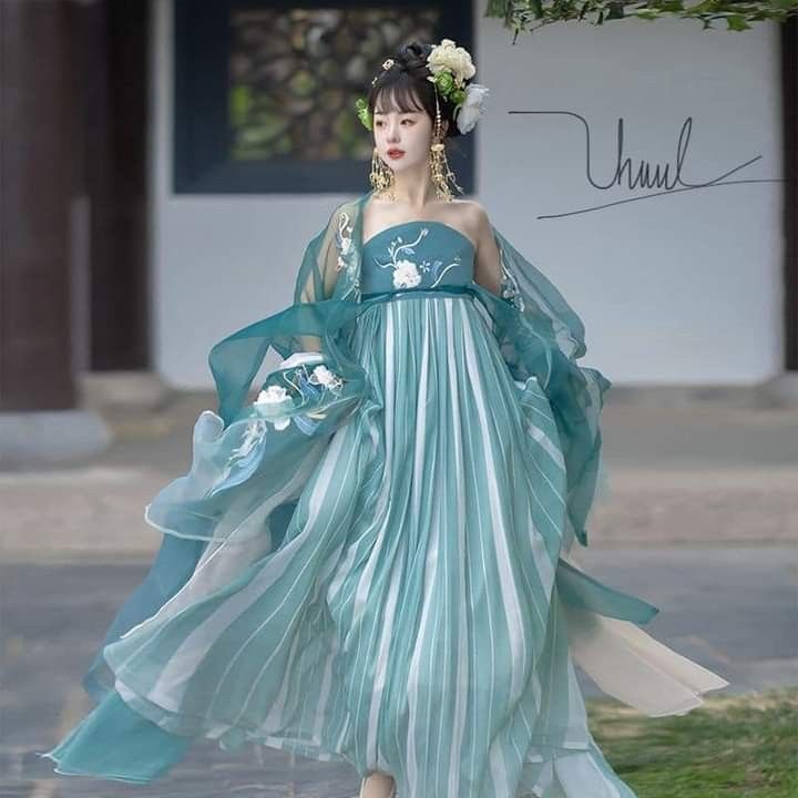 Cloud Silk Elegance:The Charm of Qipao in Modern Times Cloud Silk Elegance:The Charm of Qipao in Modern Times