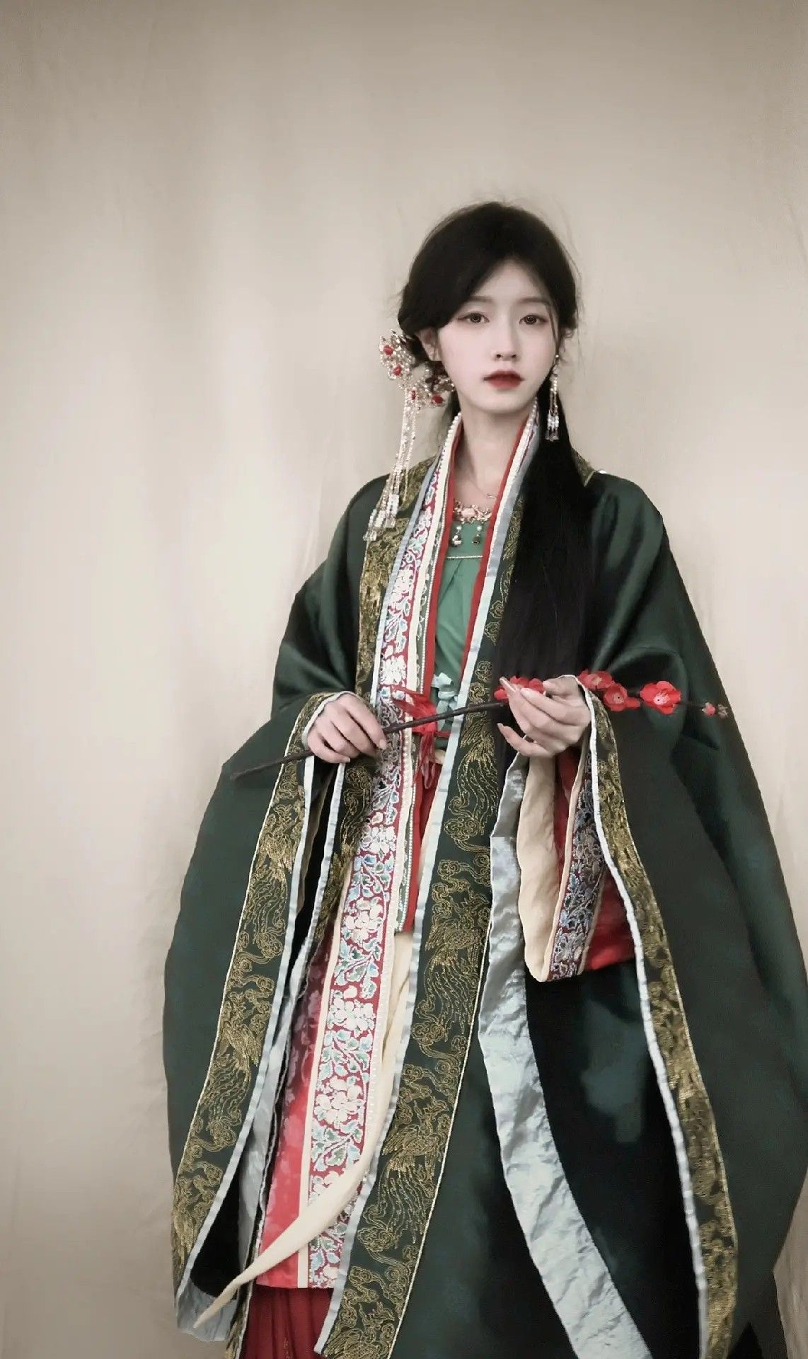 Red Cheongsam Women in Summer:A Blend of Tradition and Modern Elegance Red Cheongsam Women in Summer:A Blend of Tradition and Modern Elegance