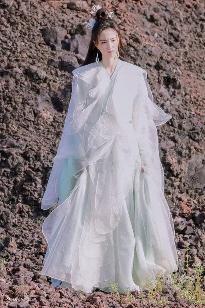 Golden改良Cheongsam:A Blend of Tradition and Modern Elegance Golden改良Cheongsam:A Blend of Tradition and Modern Elegance