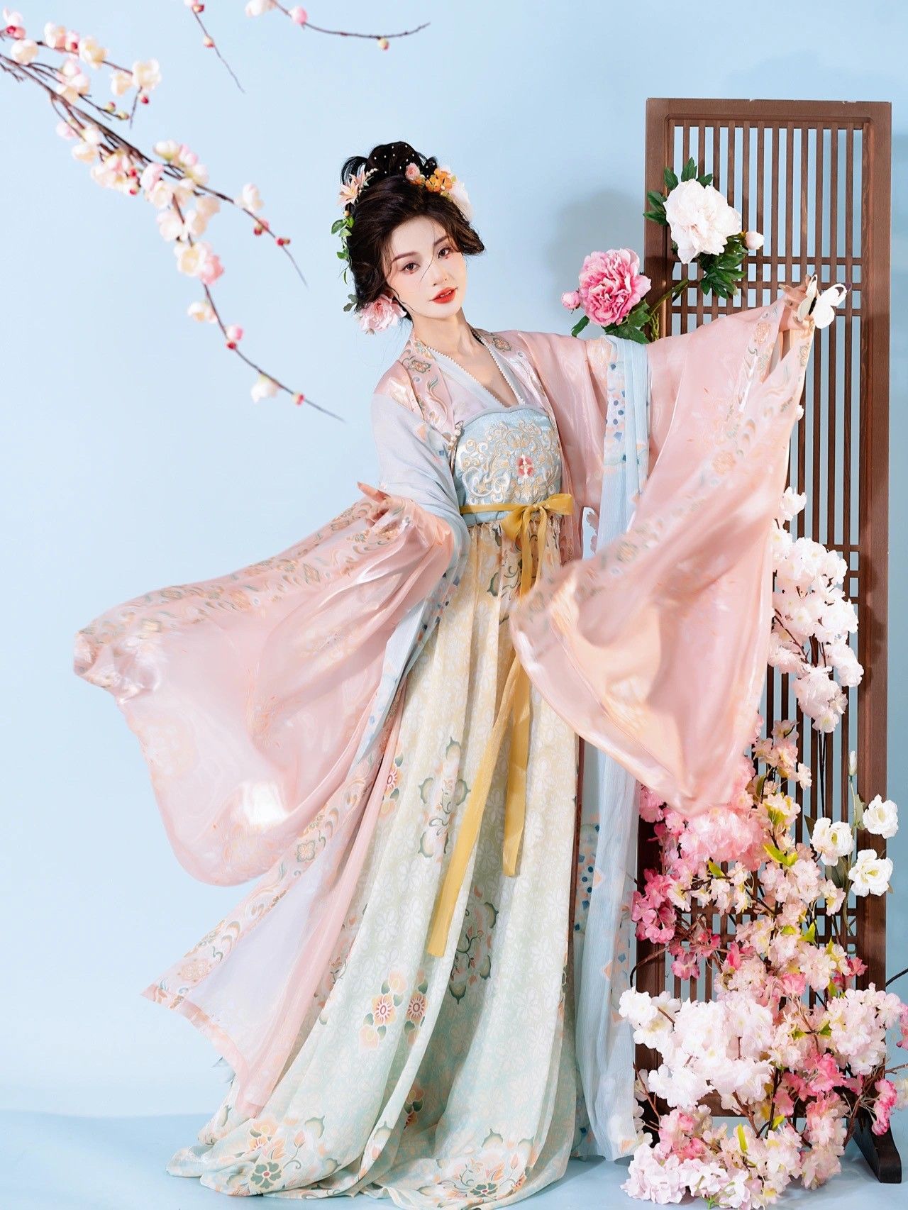 Winter Elegance:The Allure of Stunning Qipao in a Festive Winter Winter Elegance:The Allure of Stunning Qipao in a Festive Winter
