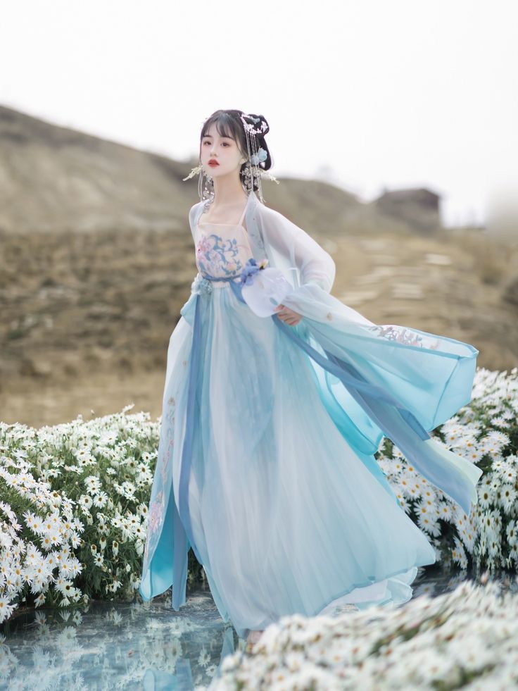 The Revival of the Short Horse-Tail Skirt:A Fashion Statement in Modern Times The Revival of the Short Horse-Tail Skirt:A Fashion Statement in Modern Times