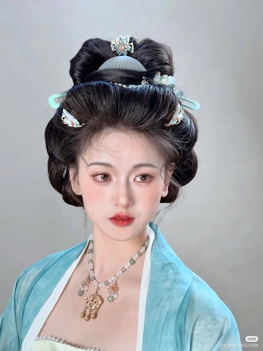 Shanghais New Qipao Fashion:The Elegance of the阔太太 Shanghais New Qipao Fashion:The Elegance of the阔太太